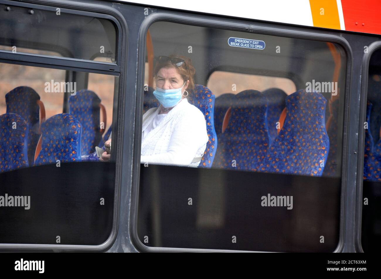 I passeggeri dell'autobus devono ora indossare una maschera. Foto Stock