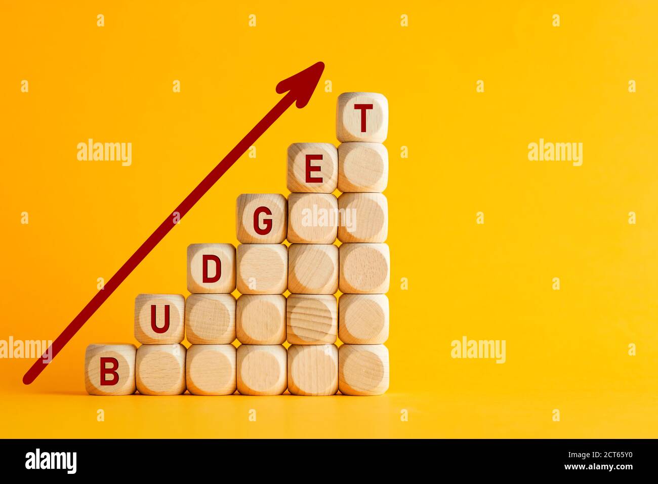 La parola budget su cubi di legno su sfondo giallo. Budget finanziario o aumento degli investimenti o crescita del concetto di business. Foto Stock
