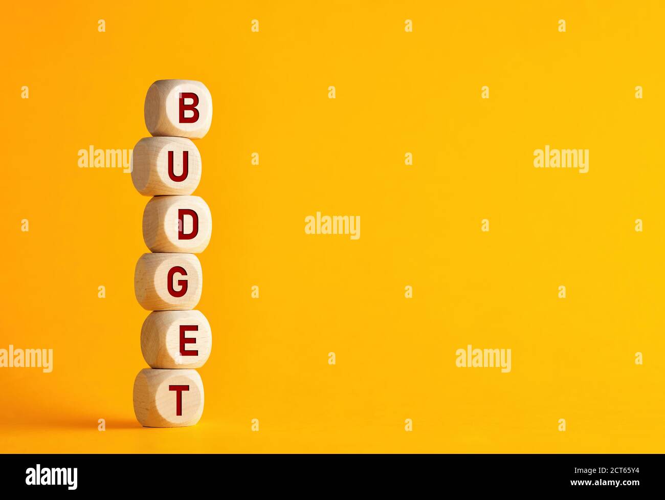 La parola budget su cubi di legno su sfondo giallo. Budget finanziario o aumento degli investimenti o crescita del concetto di business. Foto Stock