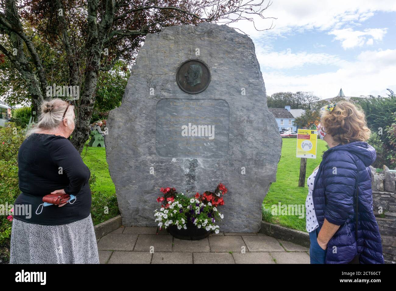 La gente che guarda il monumento a Sneem, contea di Kerry, Irlanda che commemora la visita di Charles DeGaulle alla zona nel 1969. Scultore, Alan Hall Foto Stock