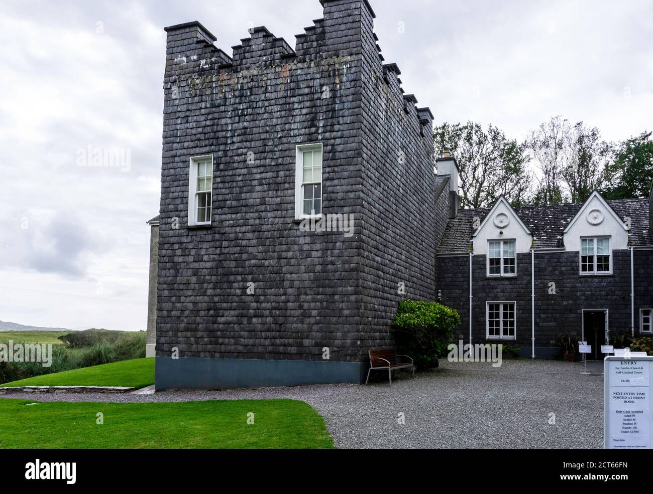 Casa di Derrynane a Kerry, Caherdaniel, Irlanda, la casa ancestrale di Daniel o’Connell, il politico irlandese, spesso chiamato il Grande Liberatore Foto Stock