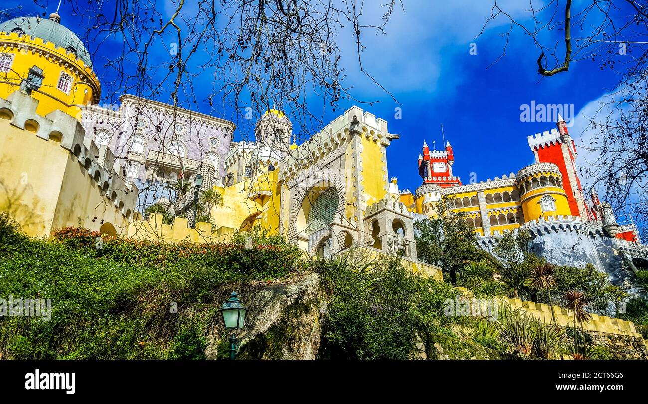 Il Palazzo pena, un castello romanticista a Sao Pedro de Penaferrim, nel comune di Sintra, sulla Riviera portoghese. Portogallo Foto Stock