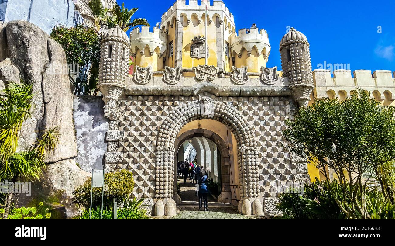 Il Palazzo pena, un castello romanticista a Sao Pedro de Penaferrim, nel comune di Sintra, sulla Riviera portoghese. Portogallo Foto Stock