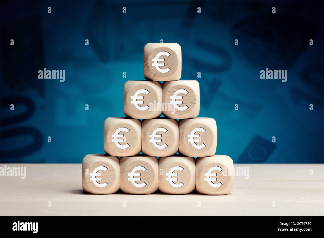 Simbolo dell'euro su cubi di legno su sfondo monetario. Riserve finanziarie, crescita, profitto, investimento o concetto di risparmio. Foto Stock