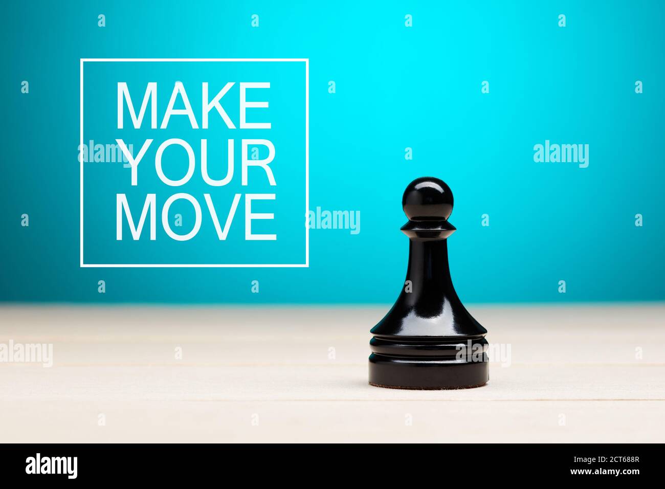 Scacchi pedina con Make your Move messaggio sullo sfondo. Strategia, motivazione e azione nel commercio o nella vita Foto Stock