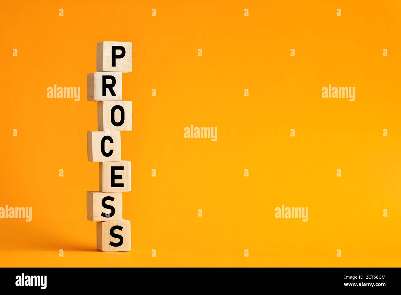 La parola processo su cubi di legno con sfondo giallo. Progressi nel business, nella carriera, nella finanza o nel concetto di istruzione. Foto Stock