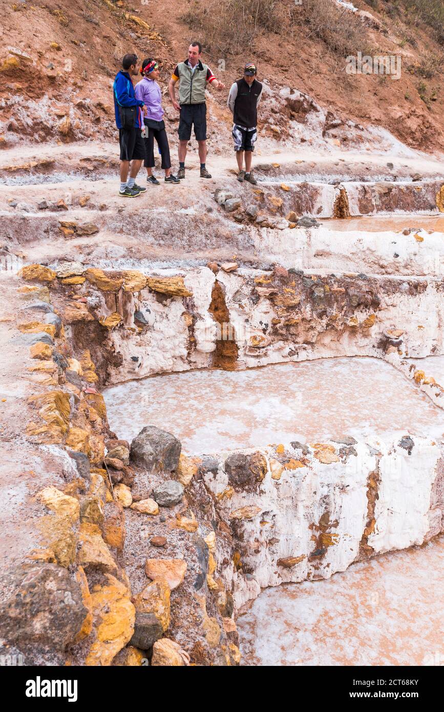 Turisti a Saline (Salinas de Maras), Maras, vicino Cusco (Cuzco), Perù, Sud America Foto Stock