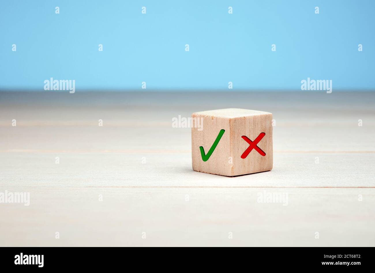 Blocco di legno con segno di spunta verde e rosso x. Concetto di scelta e di decisione. Foto Stock