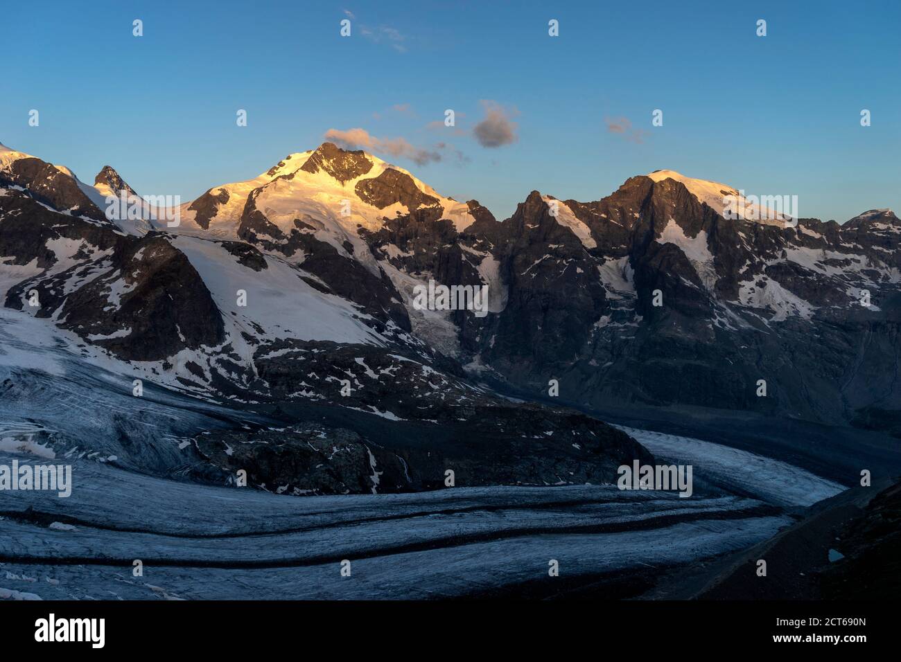 Piz Bernina (Links) und Piz Morteratsch über dem Morteratschgletscher. Vorne der Persgletscher. Sicht von Diavolezza. Ganz Links die Crast’Agüzza. Foto Stock