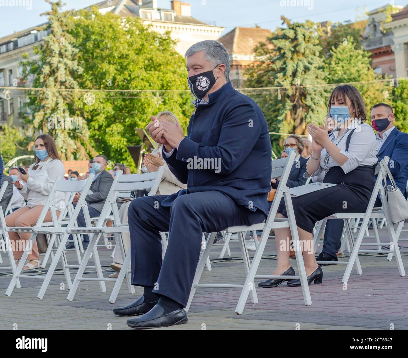 Ternopil, Ucraina, 19.09-2020. Il quinto presidente dell'Ucraina Petro Poroshenko in una sedia sulla piazza in una maschera medica protettiva. Ucraino politi Foto Stock