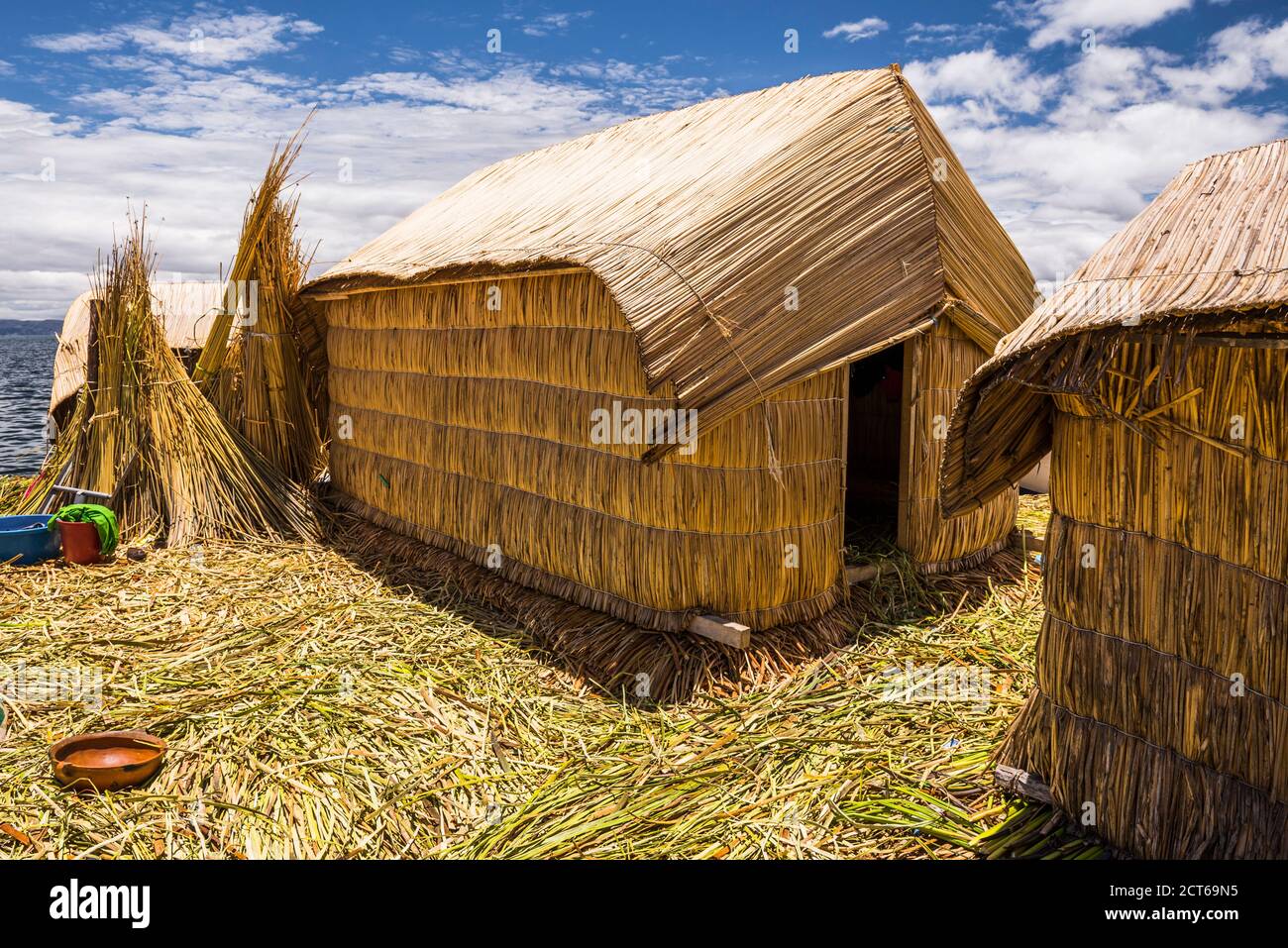 Casa su Uros Floating Reed Islands, Lago Titicaca, Provincia di Puno, Perù, Sud America Foto Stock