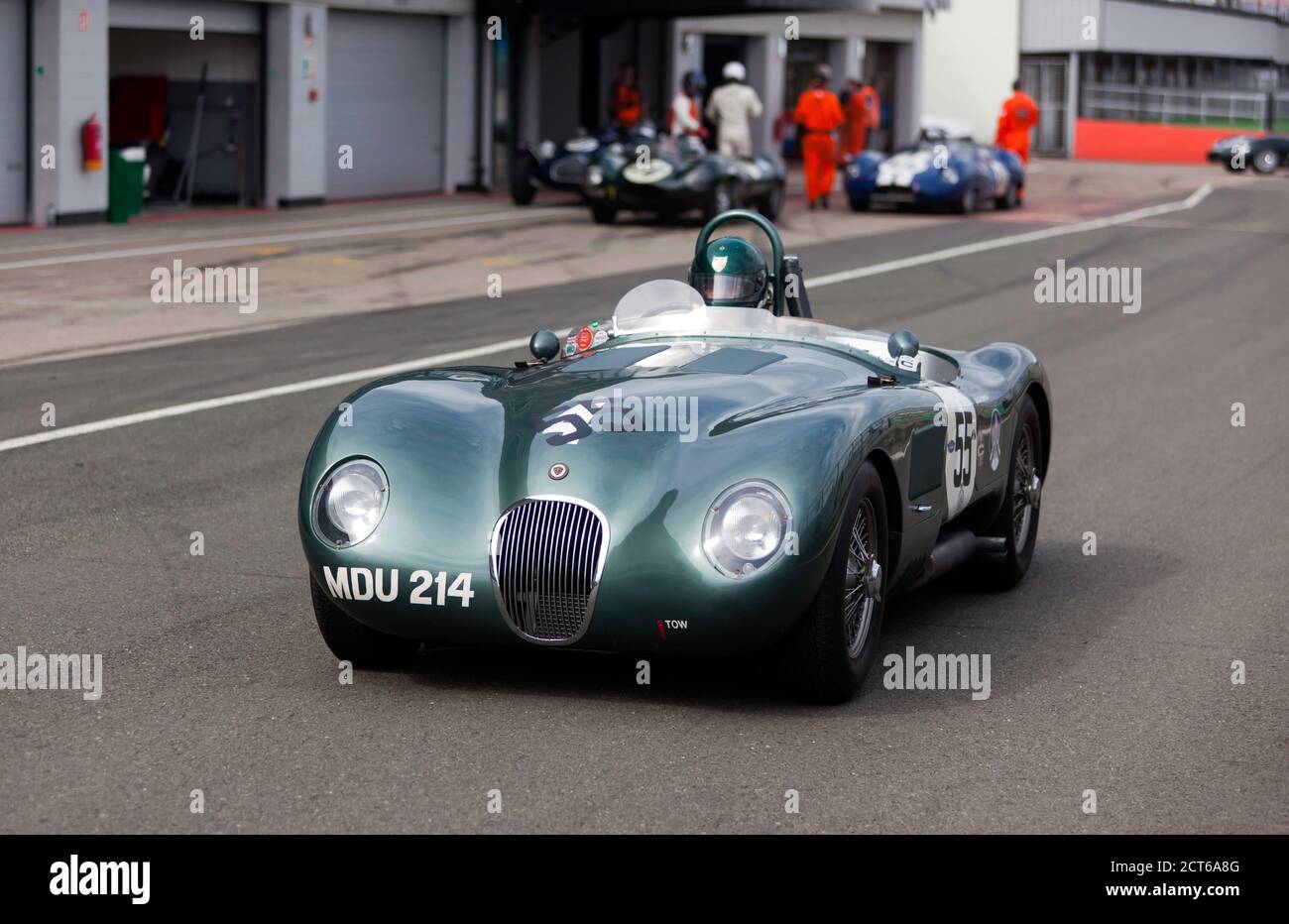 Nigel Webb guida la sua 1952 Jaguar C-TYPE, lungo la corsia di National Pit, durante il RAC Woodcote Trophy per le sportscar Pre '56 Qualificative Session Foto Stock