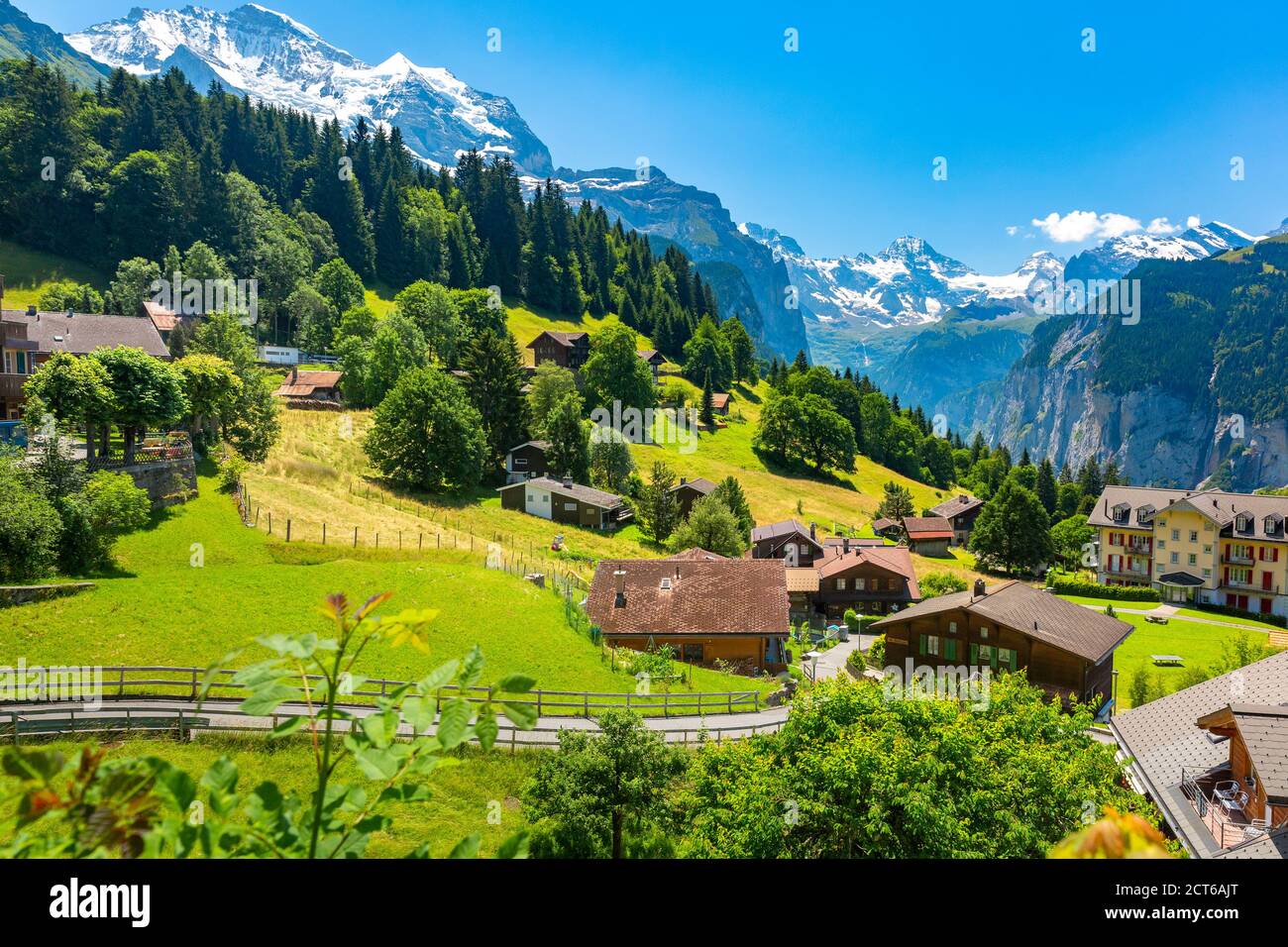 Meraviglioso villaggio di montagna senza auto Wengen, Oberland Bernese, Svizzera. Il Jungfrau è visibile sullo sfondo Foto Stock