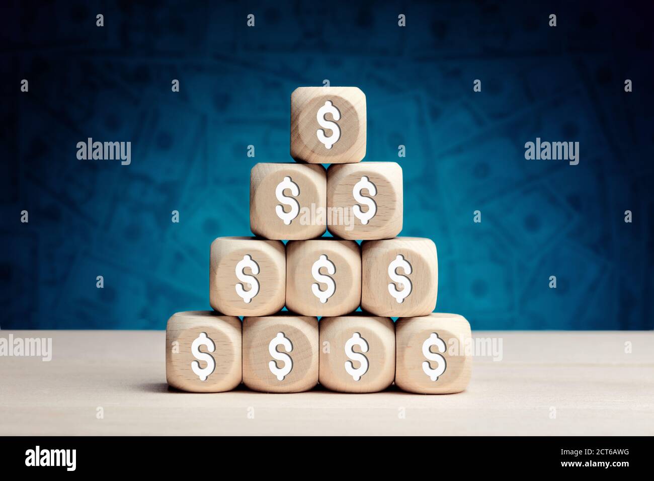 SIMBOLO DEL dollaro USA su cubi di legno contro sfondo di denaro. Crescita finanziaria, profitti, investimenti o risparmi nel concetto di business e finanza. Foto Stock
