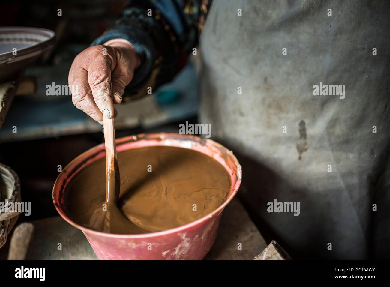 Donna che fa la ceramica di Horezu, un tipo unico di ceramica rumena, UNESCO Patrimonio culturale Lista, Wallachia, Romania Foto Stock