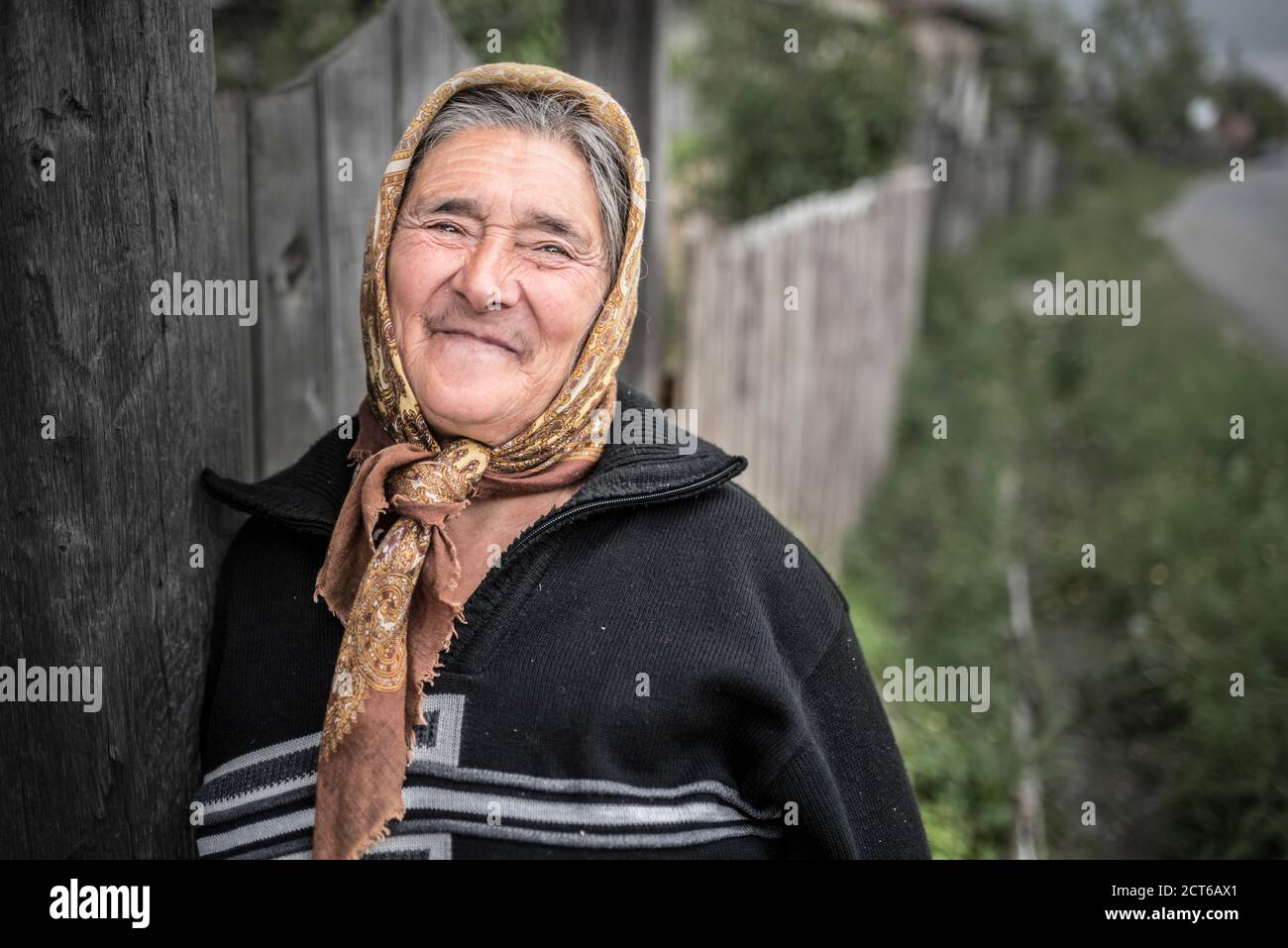 Ritratto di una vecchia donna rumena locale nel villaggio di Horezu, Wallachia, Romania Foto Stock