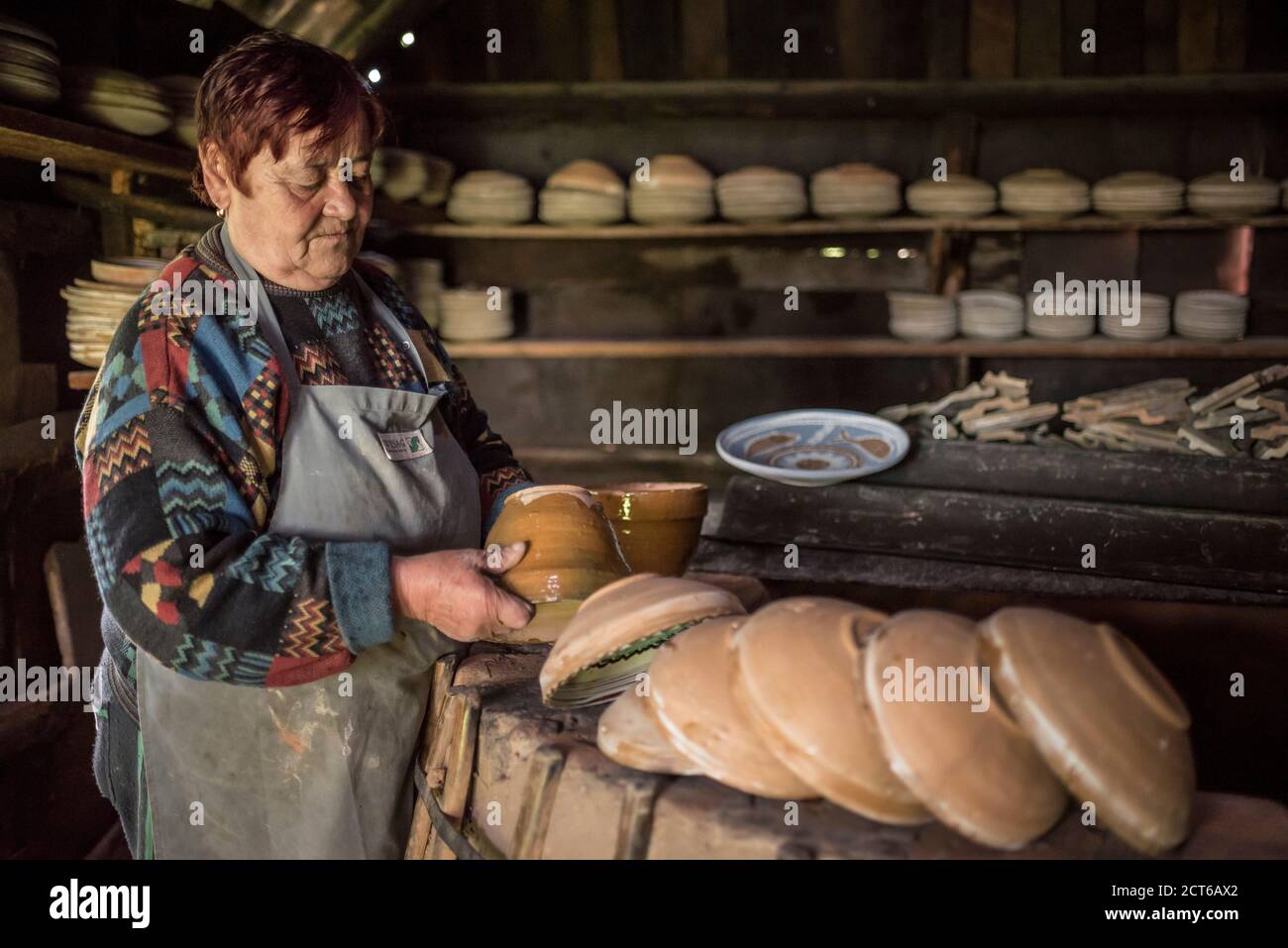 Donna che lavora su ceramica e ceramica Horezu nel suo forno, UNESCO Lista del Patrimonio Culturale, Wallachia, Romania Foto Stock