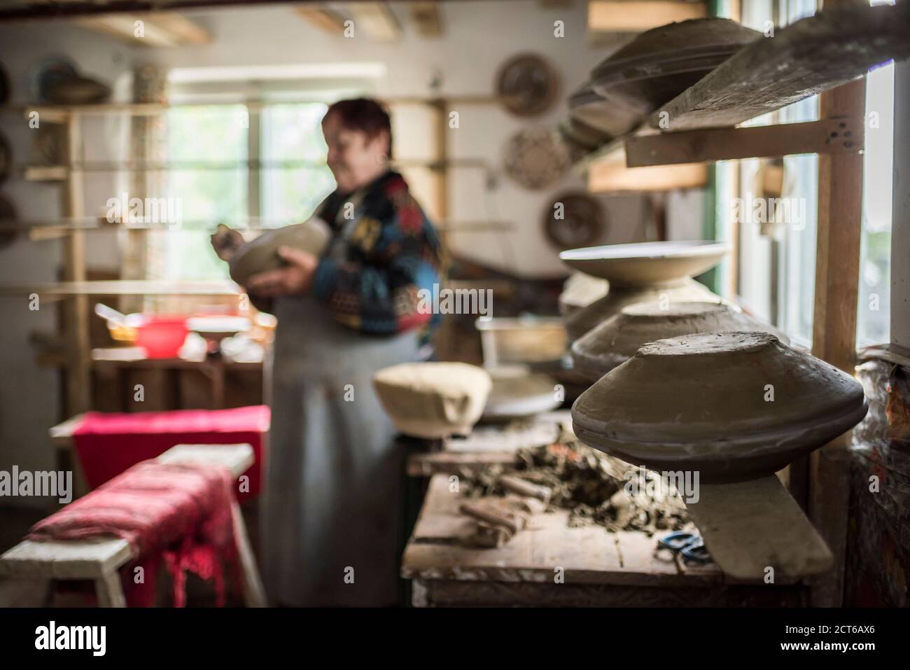 Donna che fa la ceramica di Horezu, un tipo unico di ceramica rumena, UNESCO Patrimonio culturale Lista, Wallachia, Romania Foto Stock