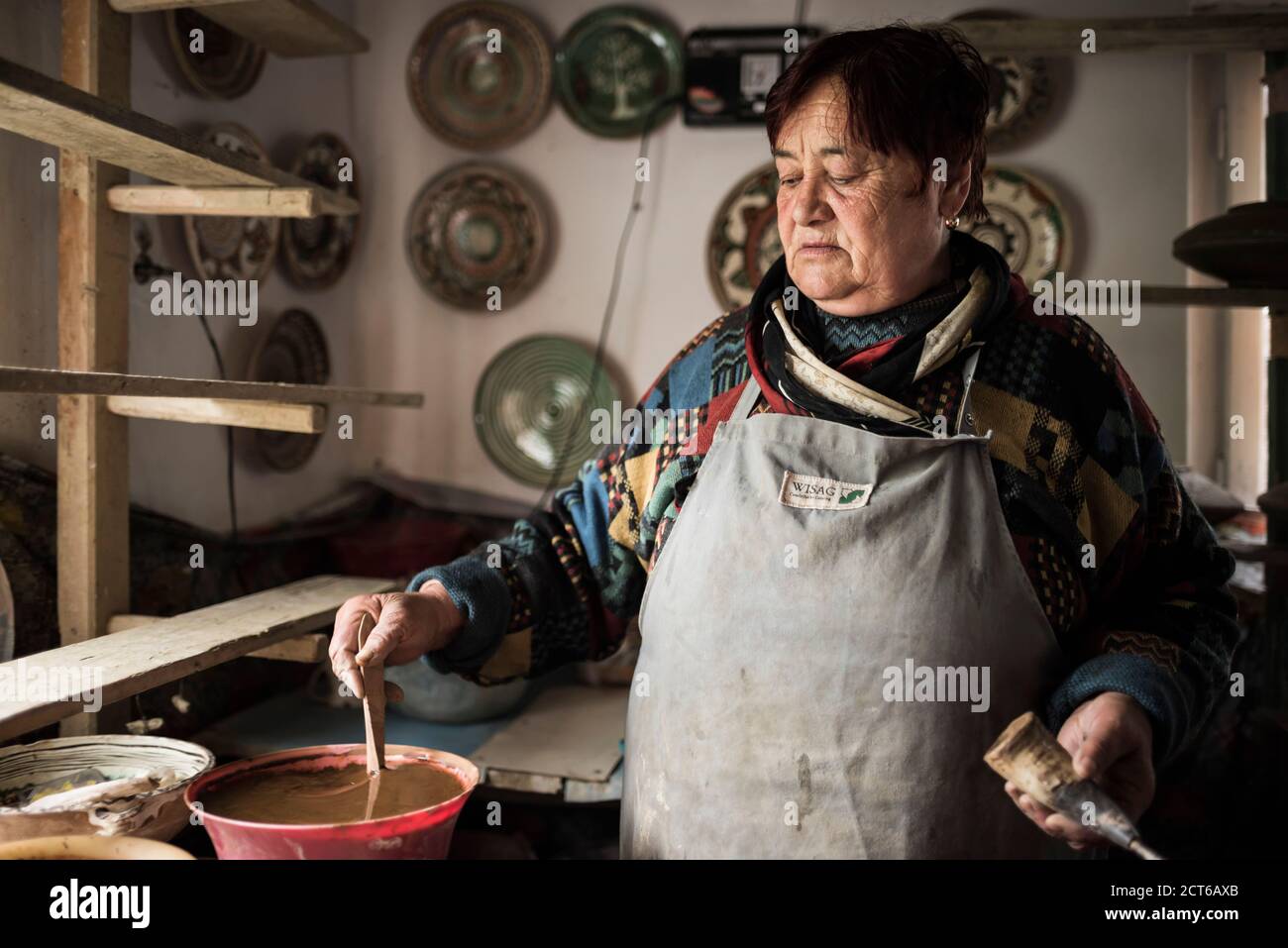 Donna che fa la ceramica di Horezu, un tipo unico di ceramica rumena, UNESCO Patrimonio culturale Lista, Wallachia, Romania Foto Stock