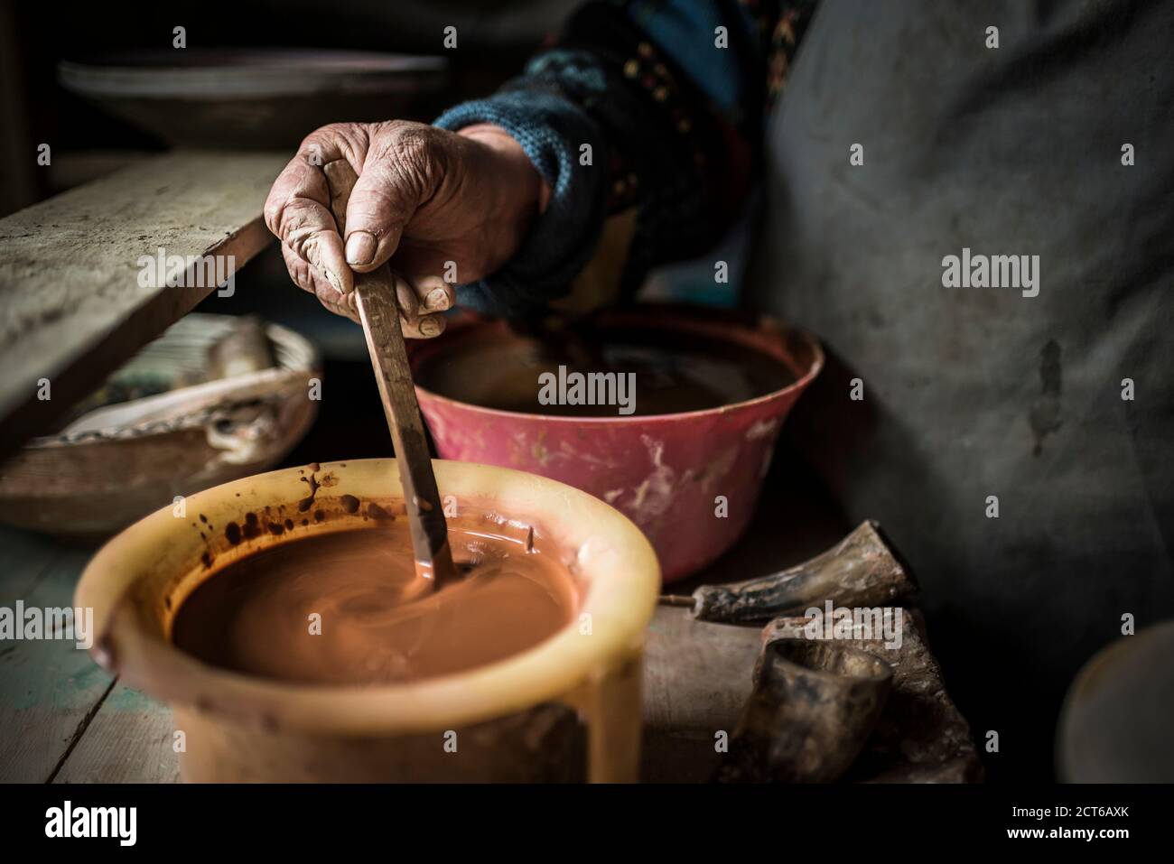 Donna che fa la ceramica di Horezu, un tipo unico di ceramica rumena, UNESCO Patrimonio culturale Lista, Wallachia, Romania Foto Stock