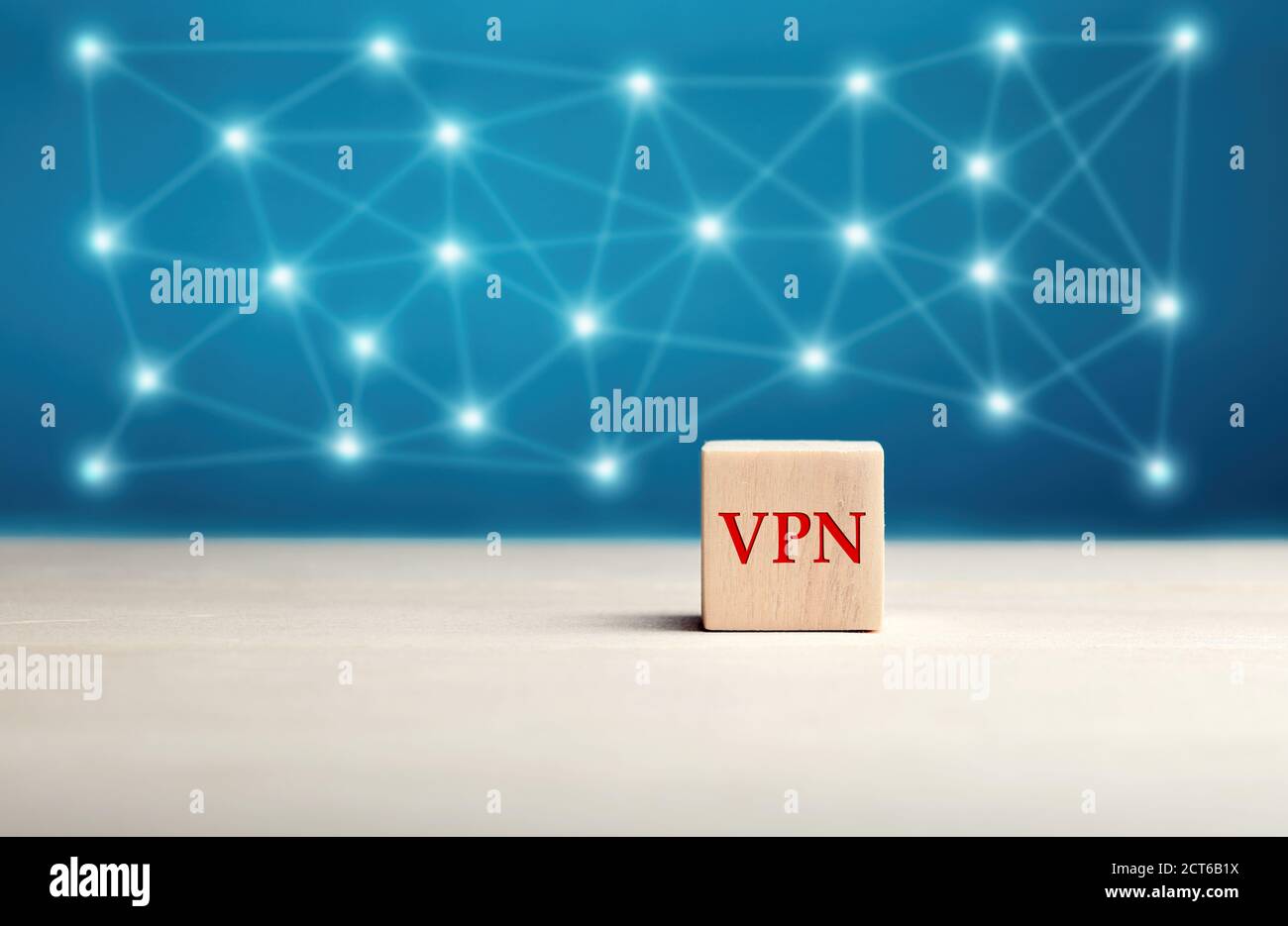 Rete privata virtuale VPN scritta su blocco di legno con background di rete di connessione. Concetto di sicurezza informatica e connessione a Internet. Foto Stock