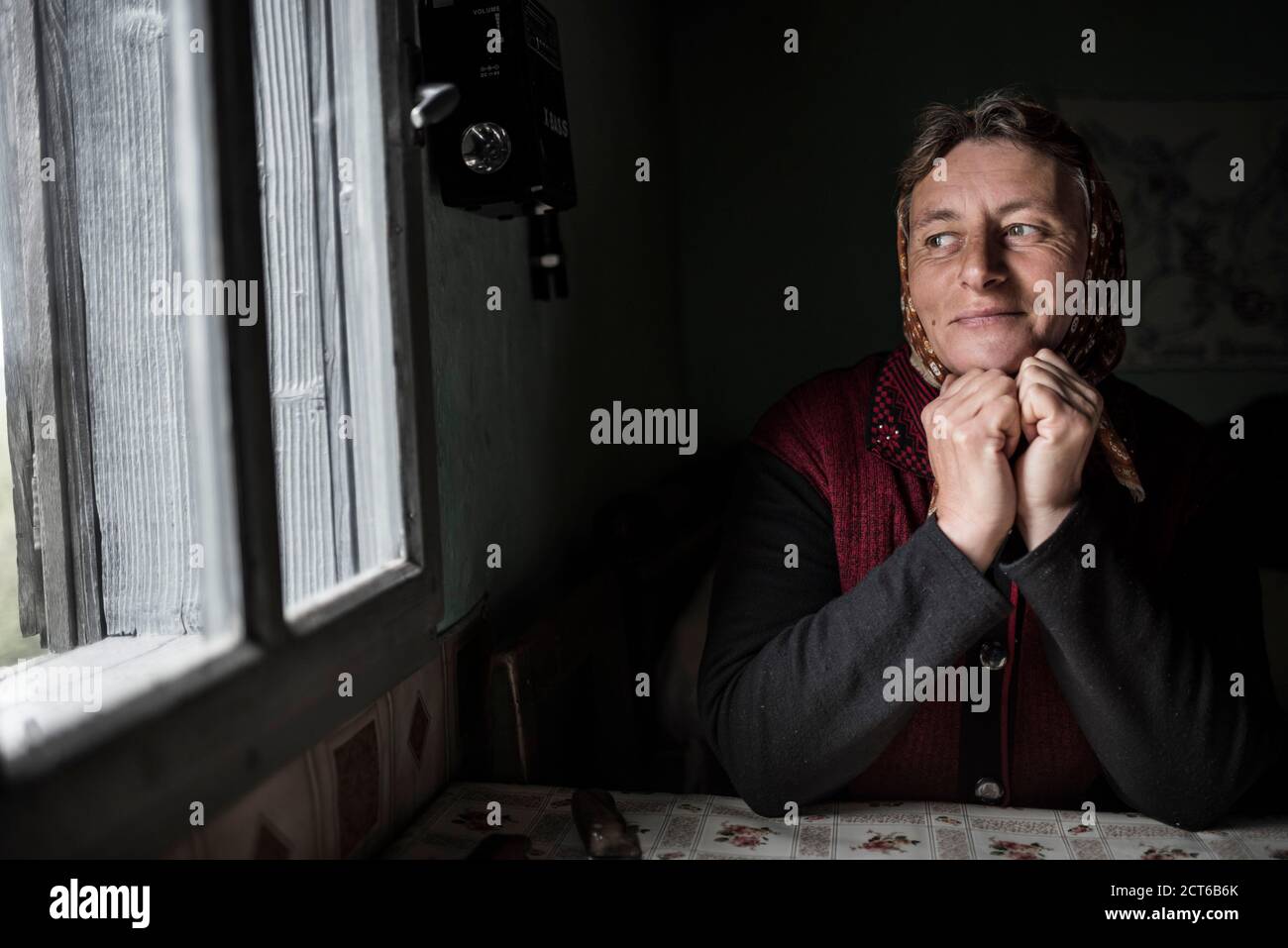 Ritratto di una signora rumena a Jina, comune di pastori, Contea di Sibiu, Transilvania, Romania Foto Stock