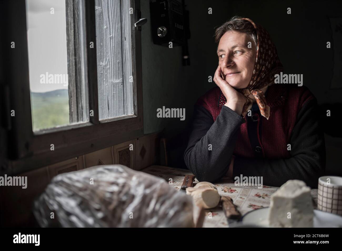 Ritratto di una signora rumena a Jina, comune di pastori, Contea di Sibiu, Transilvania, Romania Foto Stock