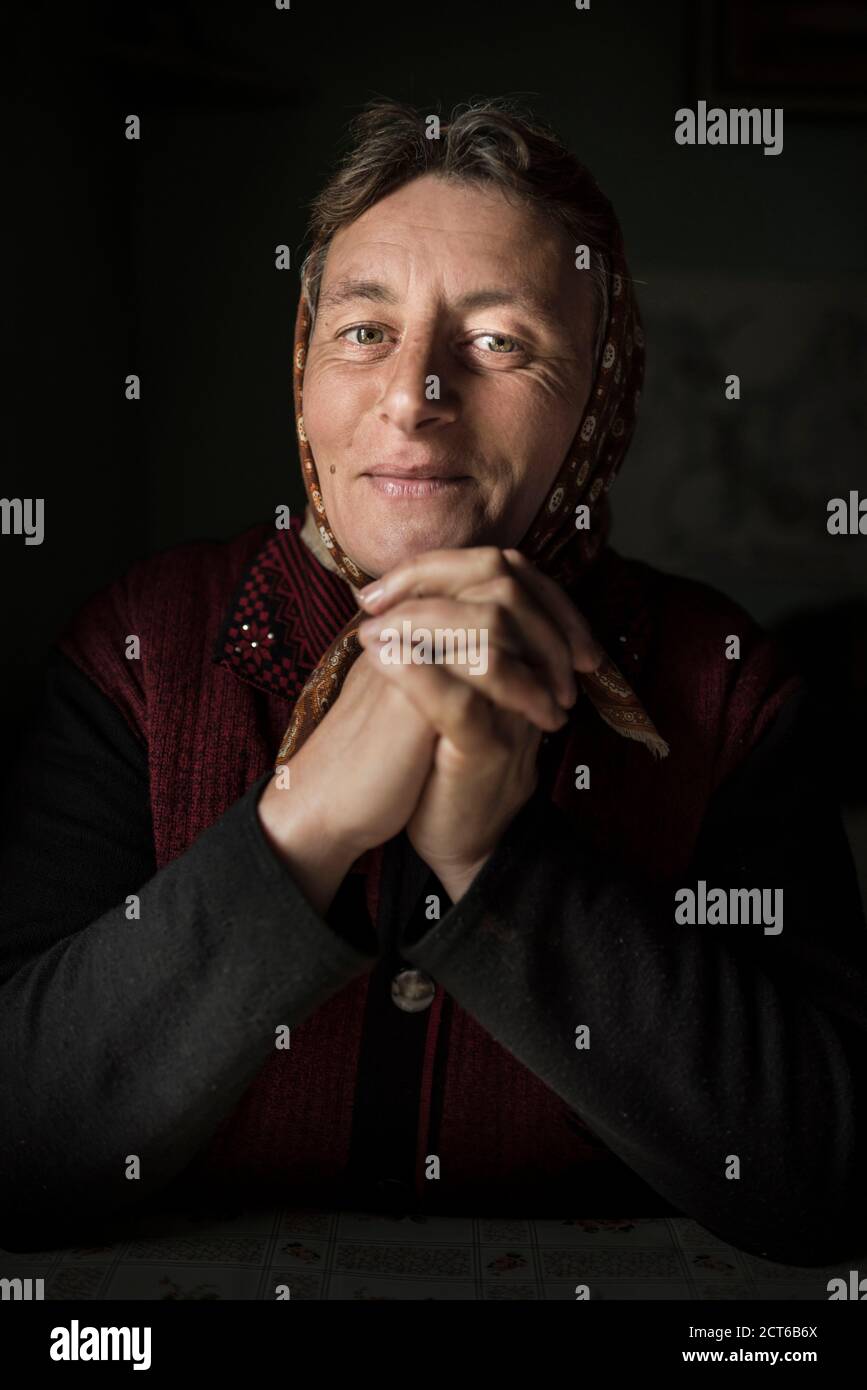 Ritratto di una signora rumena a Jina, comune di pastori, Contea di Sibiu, Transilvania, Romania Foto Stock