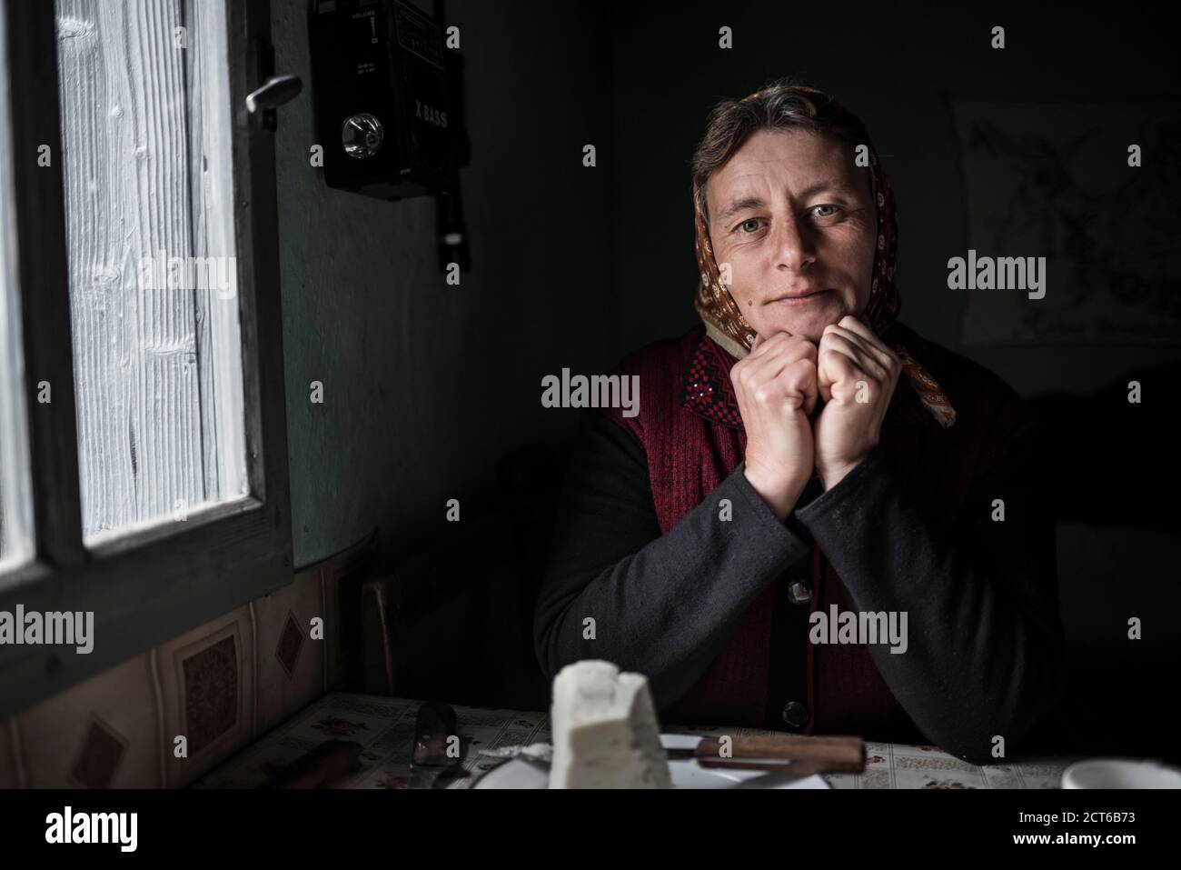 Ritratto di una signora rumena a Jina, comune di pastori, Contea di Sibiu, Transilvania, Romania Foto Stock