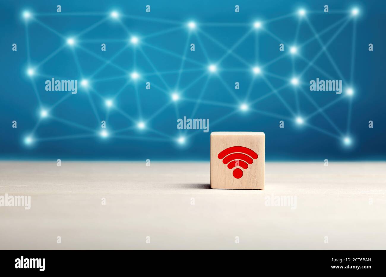 Simbolo WiFi su cubo di legno sullo sfondo della rete di connessione wireless. Copertura della connessione Wi-fi e concetto di rete wireless. Foto Stock