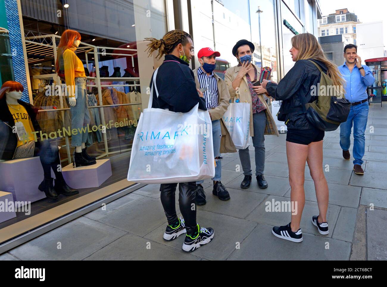 Londra, Inghilterra, Regno Unito. Giovani che parlano a Oxford Street durante la pandemia di COVID, settembre 2020 Foto Stock