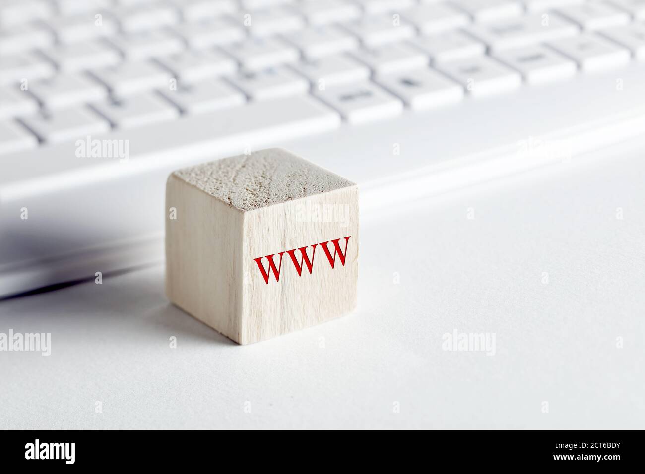 La parola www, World wide web scritto su blocco di legno con sfondo tastiera per computer. Comunicazione online o navigazione sul Web. Foto Stock