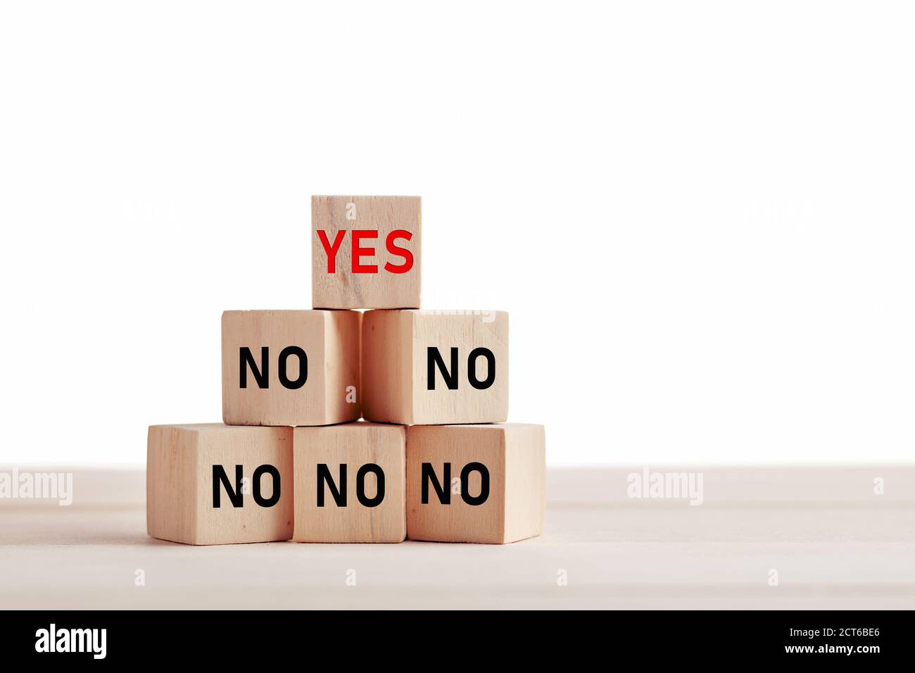 Le parole sì o no sui blocchi di legno. Scelta, decisione o atteggiamento positivo nel business o concetto di vita personale. Foto Stock