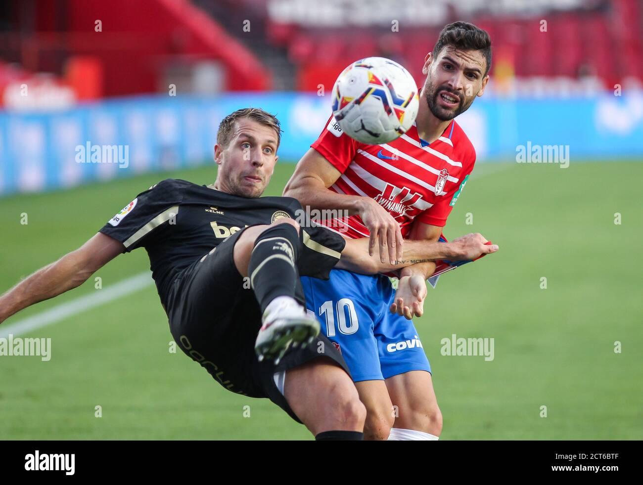 Florian Lejeune di Deportivo Alaves e Antonio Puertas di Granada CF lotta per la palla durante il campionato spagnolo la Liga calcio partita tra Foto Stock