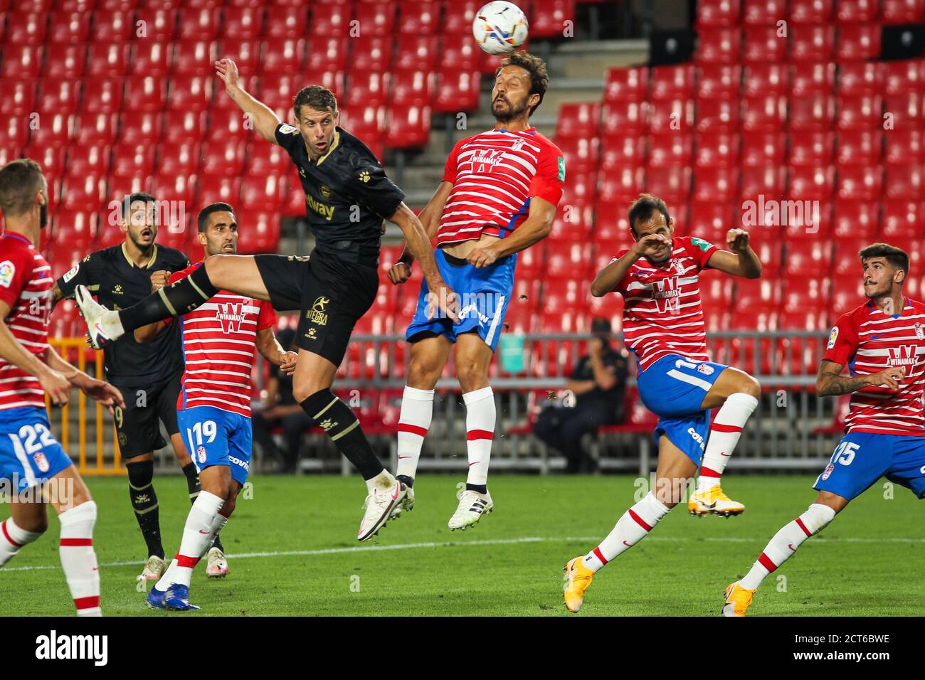 Florian Lejeune di Deportivo Alaves e tedesca Sanchez di Granada CF lotta per la palla durante il campionato spagnolo la Liga partita di calcio tra Foto Stock