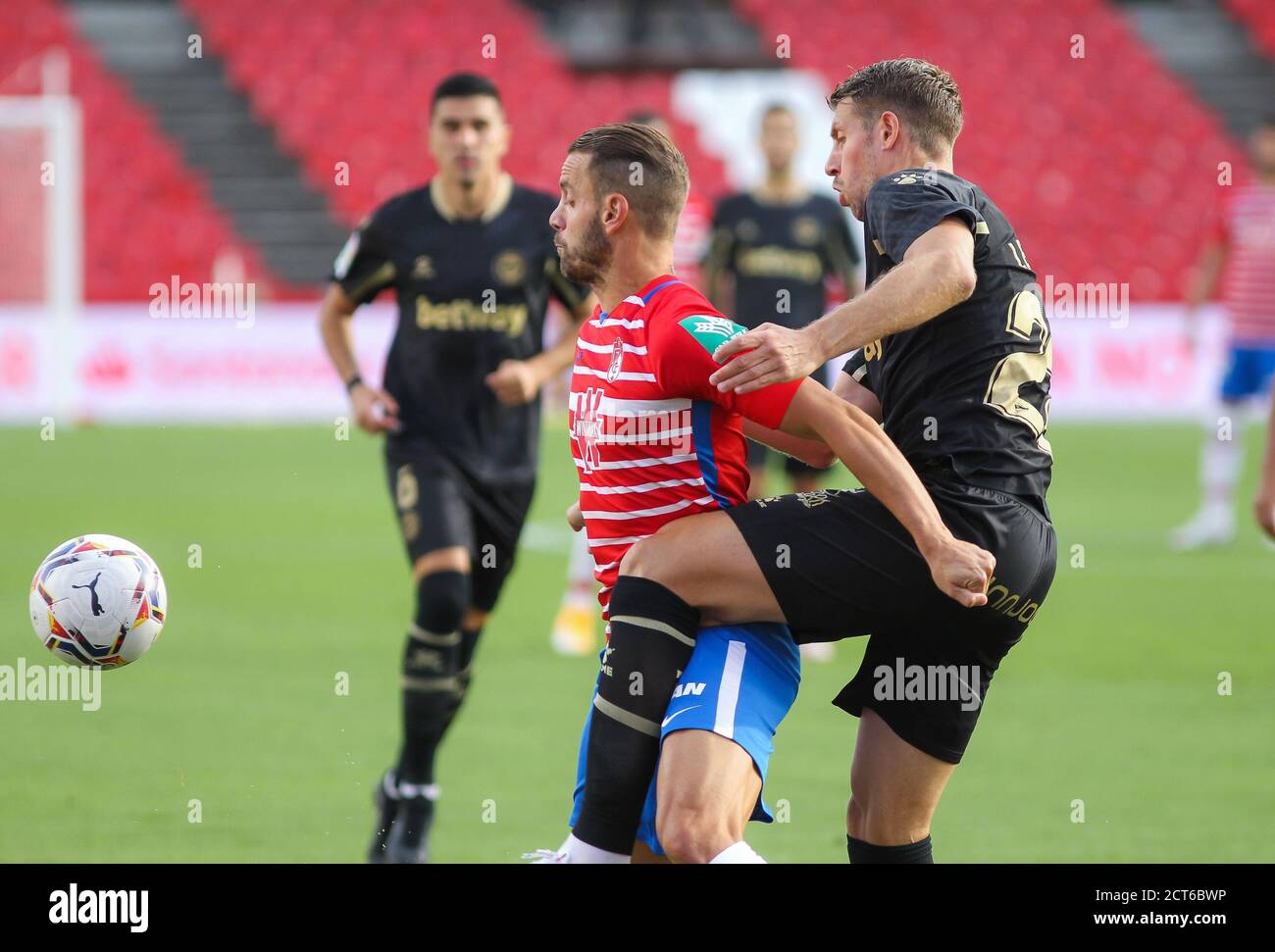 Roberto Soldado di Granada CF e Florian Lejeune di Deportivo Alaves lotta per la palla durante il campionato spagnolo la Liga calcio partita tra Foto Stock