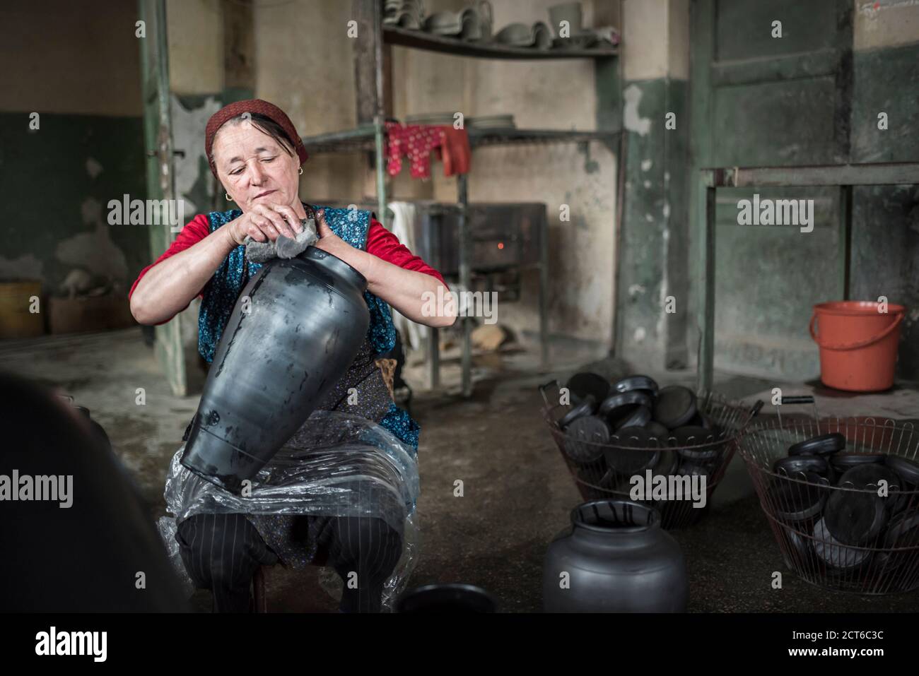 Fare la ceramica nera Marginea (Ceramica nera di Marginea), Bukovina, Romania Foto Stock