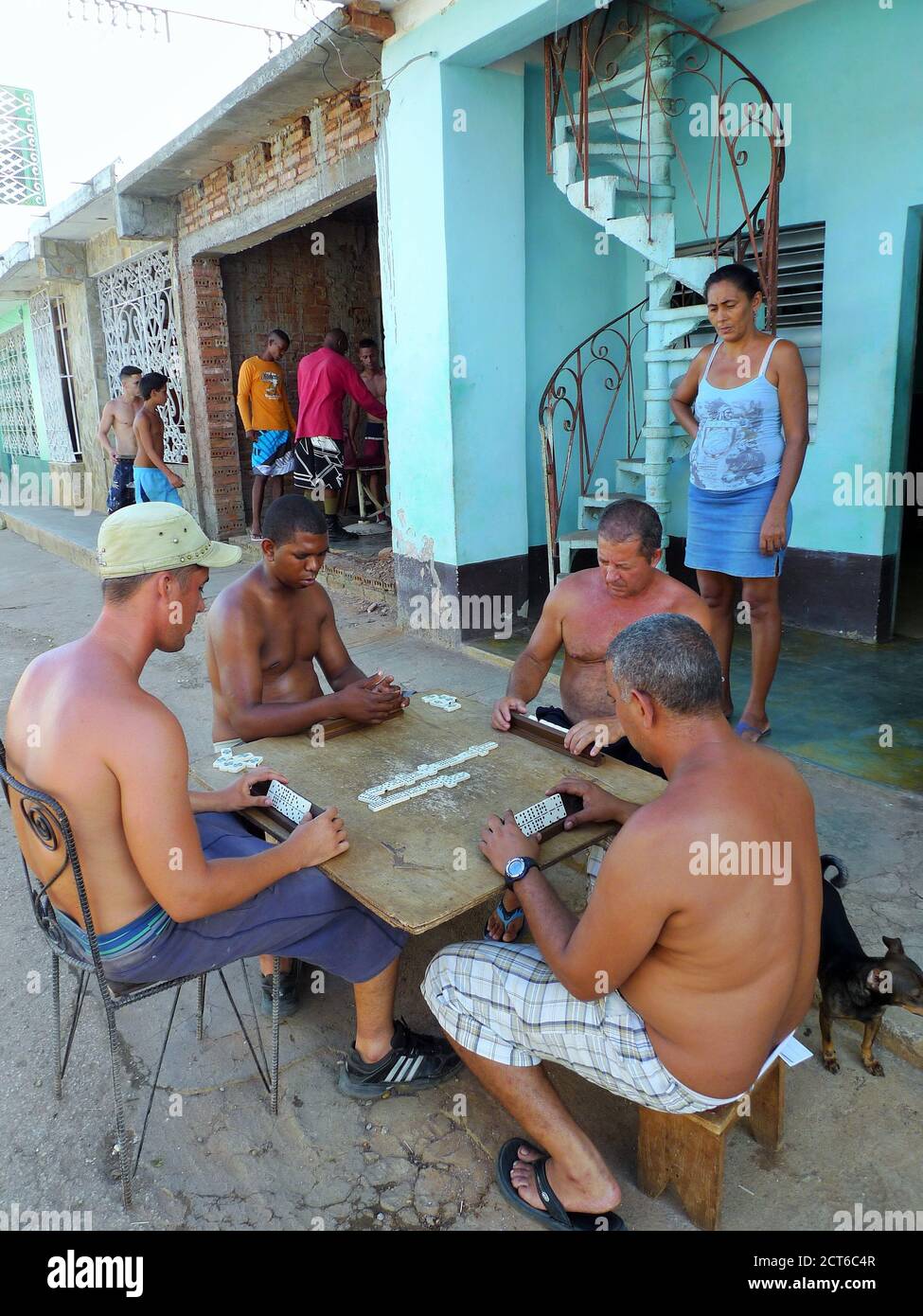 IL GIOCO DEI DOMINOES È IL GIOCO NAZIONALE GIOCATO DAPPERTUTTO Foto Stock