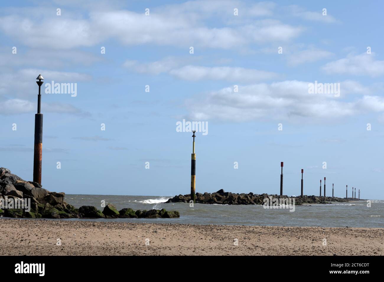Scogliere artificiali di armature rocciose offshore che proteggono il Palling marino dall'erosione costiera. Foto Stock