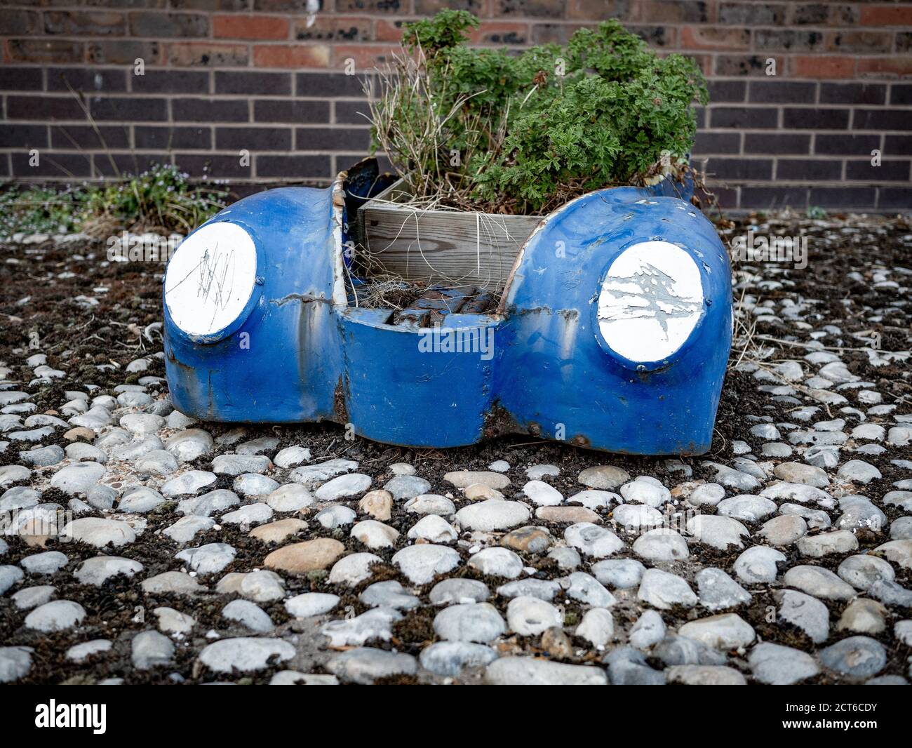 L'auto di Toy vecchio stile si trasformò in un portavaso di fiori Foto Stock