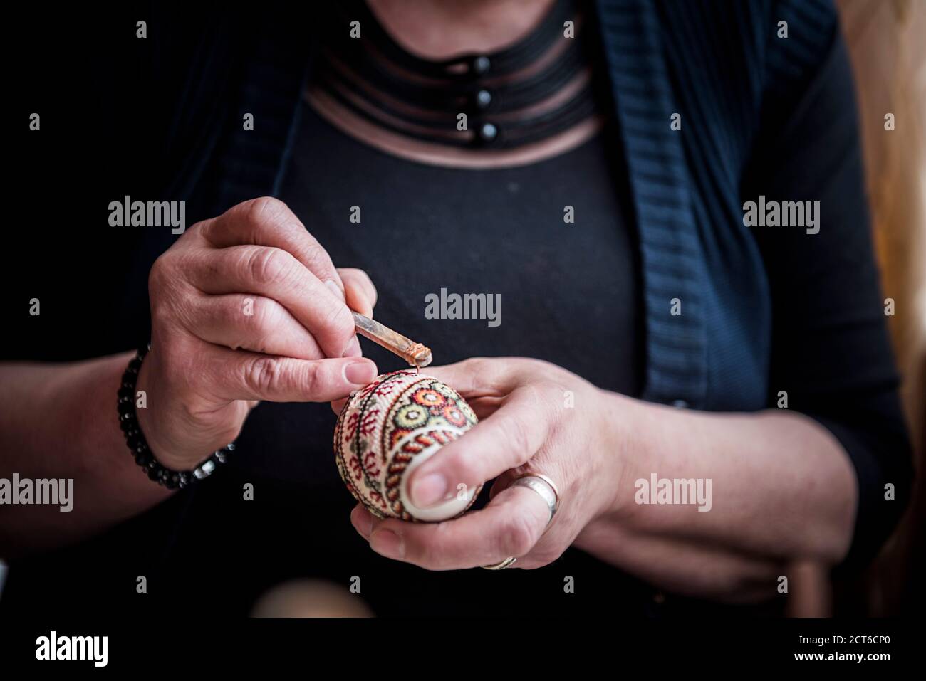 Lady che fa le uova decorate tradizionali nella regione di Bukovina di Romania Foto Stock