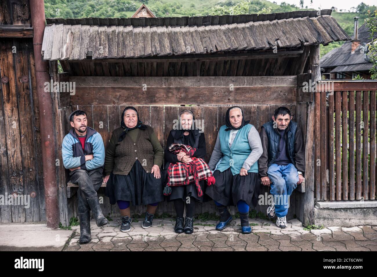 Ritratto di una gente del posto che parla in un villaggio a Maramures, Romania Foto Stock