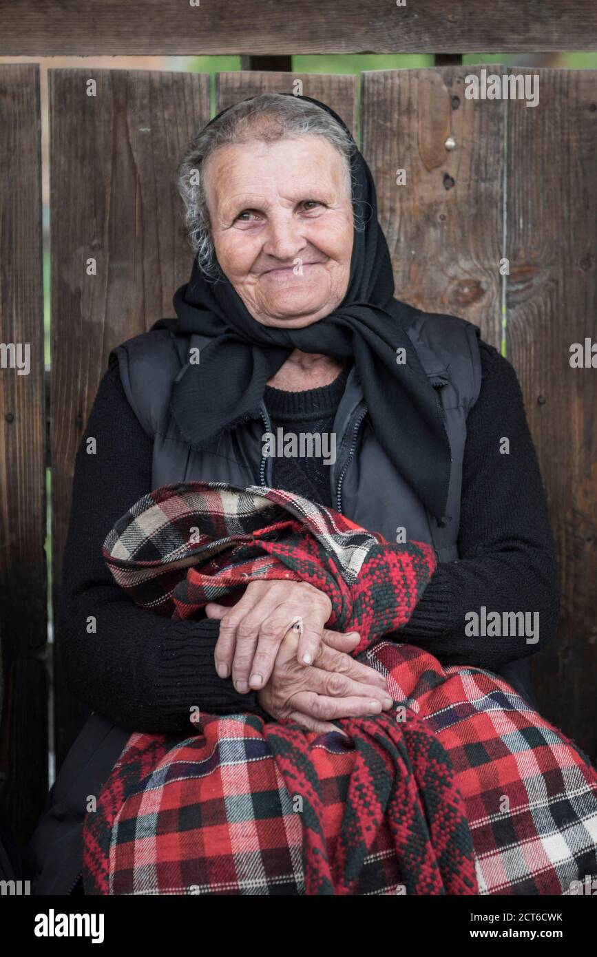 Ritratto di una gente del posto che parla in un villaggio a Maramures, Romania Foto Stock