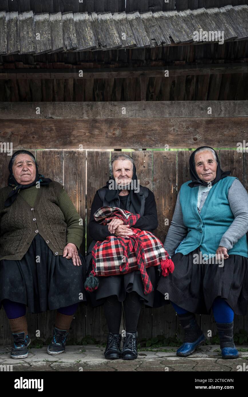 Ritratto di una gente del posto che parla in un villaggio a Maramures, Romania Foto Stock