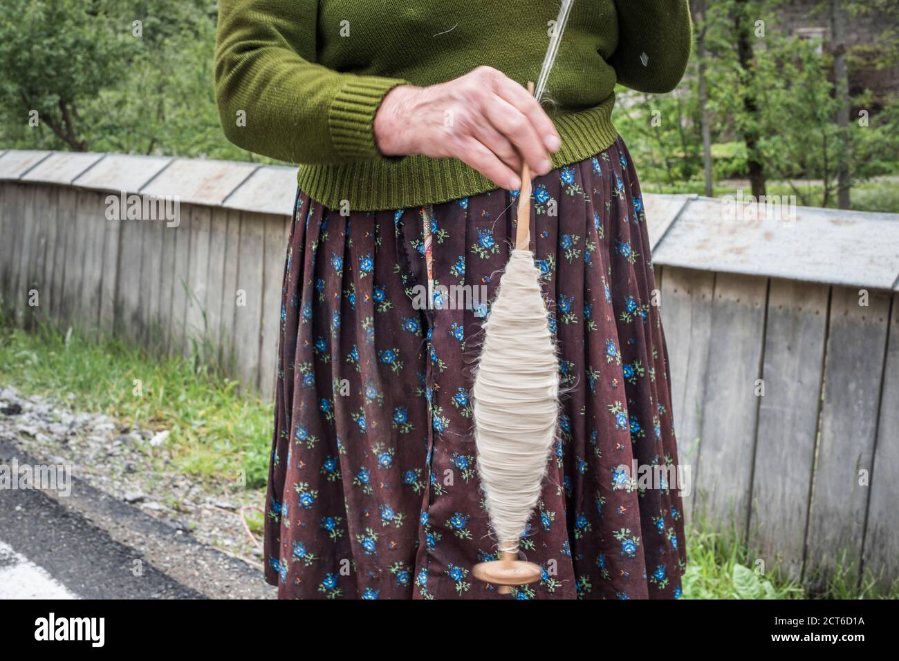 Ritratto di una donna che gira lana, Maramures, Romania Foto Stock