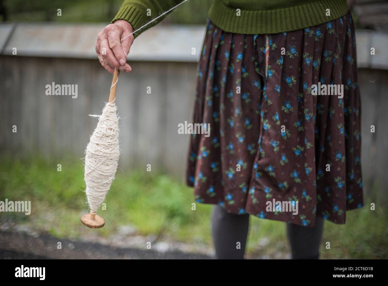 Ritratto di una donna che gira lana, Maramures, Romania Foto Stock