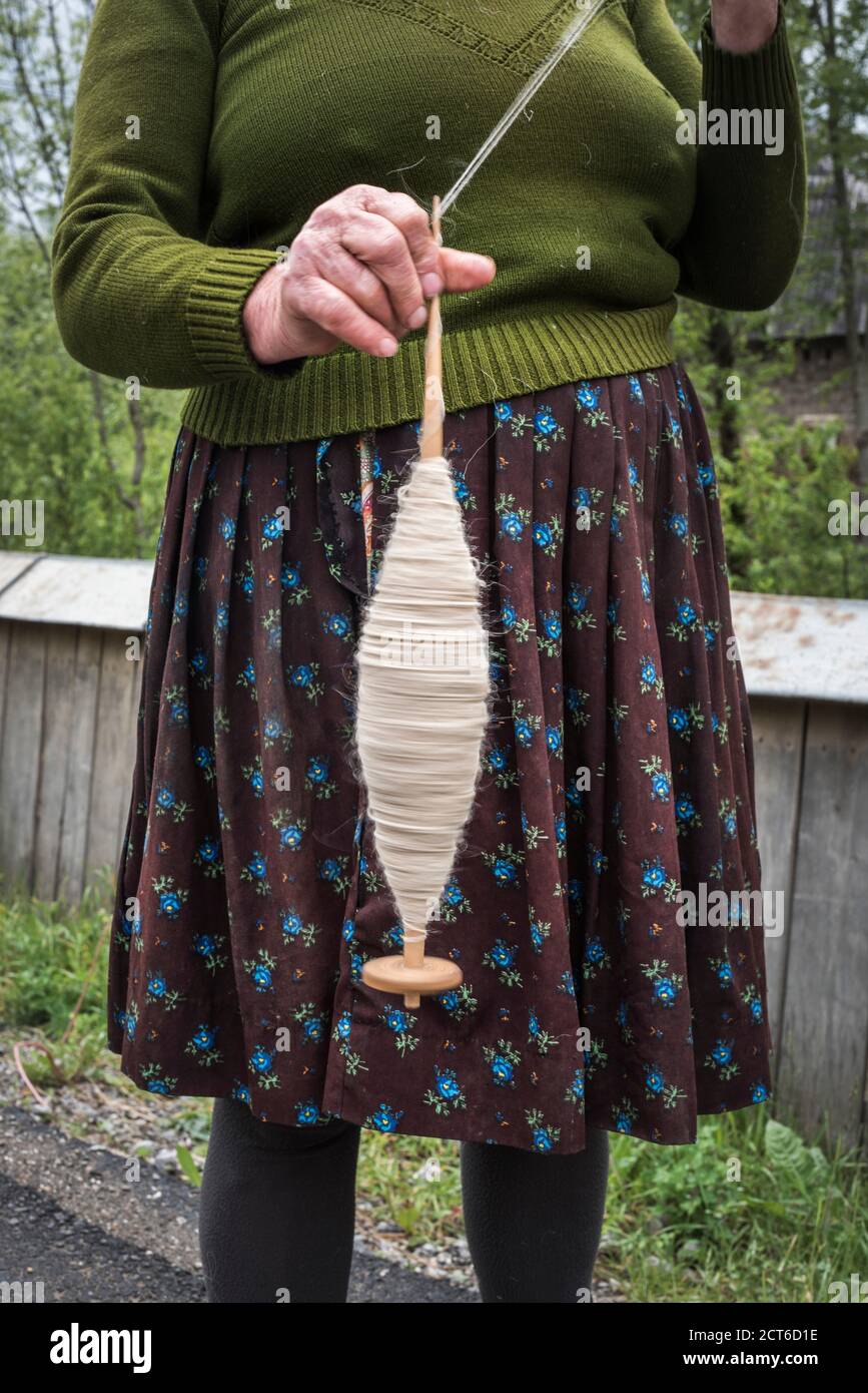 Ritratto di una donna che gira lana, Maramures, Romania Foto Stock