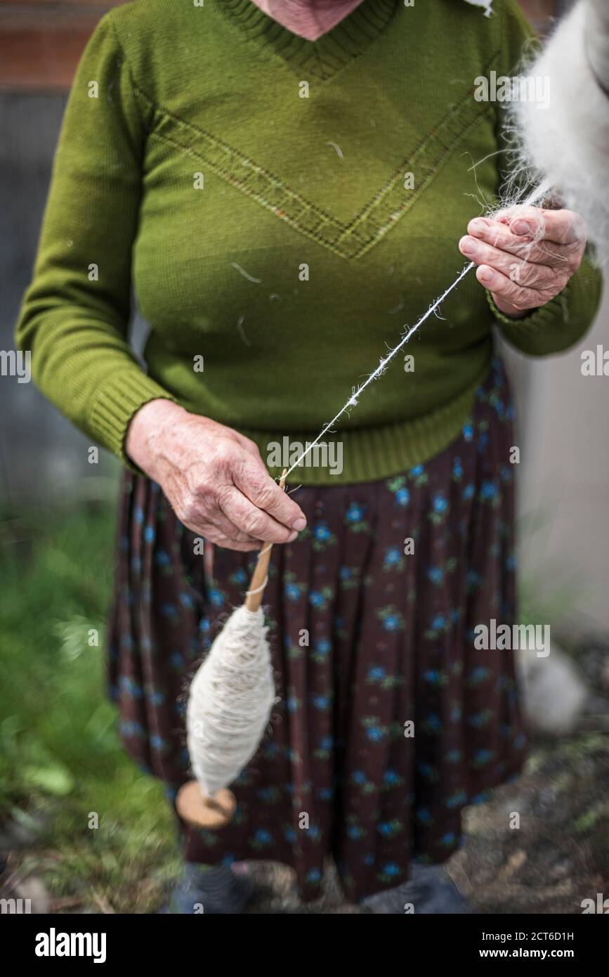 Ritratto di una donna che gira lana, Maramures, Romania Foto Stock