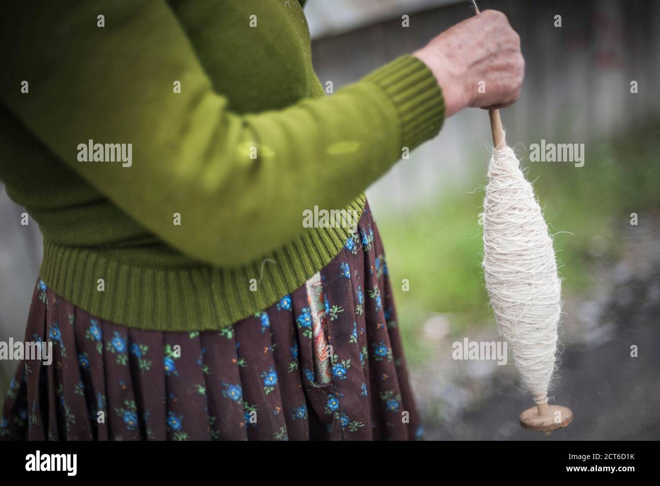 Ritratto di una donna che gira lana, Maramures, Romania Foto Stock