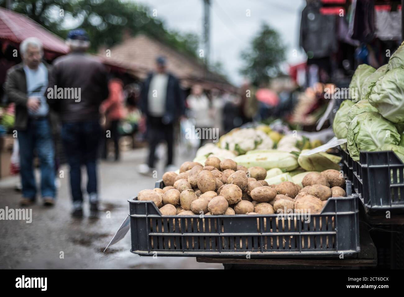 Frutta e verdura in vendita nel mercato di Sapanta, Maramures, Romania Foto Stock